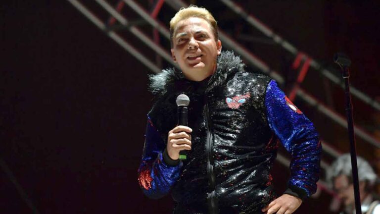 cristian-castro-escenario-kilos-sin-camisa-143146
