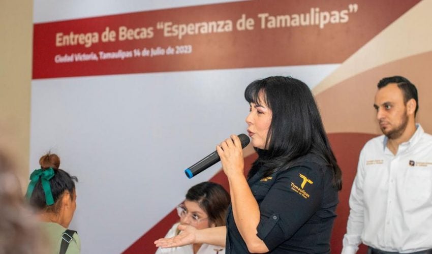 CAV-001-2023.-CEAV-entrega-becas-con-fines-educativos-2-850x500