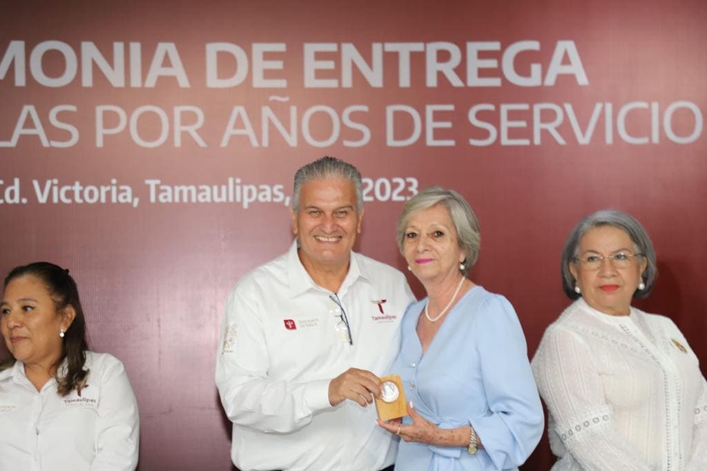 SST-064-2023.-Entregan-medallas-por-hasta-50-anos-de-servicio-y-uniformes-a-trabajadores-de-la-Secretaria-de-Salud-4