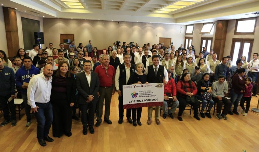 313-2023.-Entregan-Americo-y-Maria-tarjetas-de-pension-a-personas-con-discapacidad-6-850x500