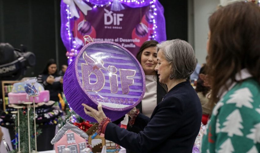 DIF-163-2023.-Inaugura-Maria-de-Villarreal-el-bazar-navideno-Un-difciembre-para-recordar-1-850x500