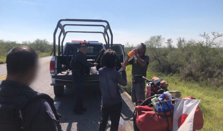 SSP-125-2023.-Guardia-Estatal-apoya-con-hidratacion-comida-y-seguridad-a-cicloviajeros-japoneses-3-850x500