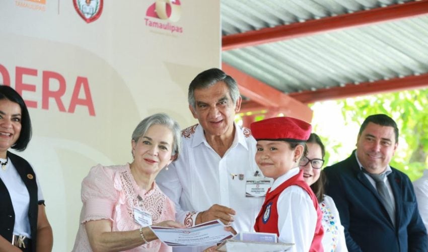 077-2024.-Apadrinan-Americo-y-Maria-a-estudiantes-de-Xicotencatl-presupuesto-sin-limites-para-becas-6-850x500