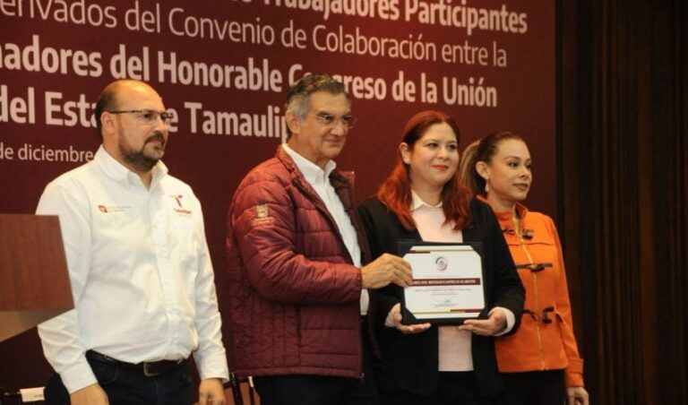 190-2024.-Entrega-gobernador-reconocimientos-a-servidores-publicos-capacitados-por-el-Senado-9-850x500
