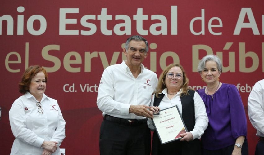 041-2025.-Entrega-Americo-Premio-Estatal-de-Antiguedad-en-el-Servicio-Publico-2024-3-850x500