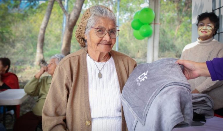 DIF-006-2025.-DIF-Tamaulipas-apapacha-a-adultos-mayores-de-24-municipios-con-el-programa-Abrigate-en-Invierno-5-850x500