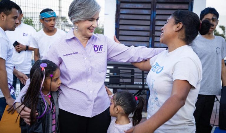 DIF-016-2025.-Fortalece-Maria-de-Villarreal-la-estrategia-Lazos-del-Bienestar-con-la-entrega-de-equipamiento-5-850x500