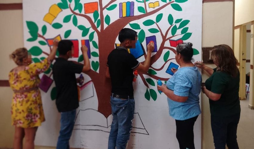 SSP-109-2025.-Adolescentes-en-externamiento-crean-mural-‘El-arbol-de-los-libros-1-850x500