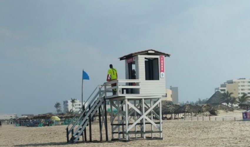 STU-045-2025.-Llama-Turismo-a-respetar-los-colores-de-bandera-en-playa-5-850x500
