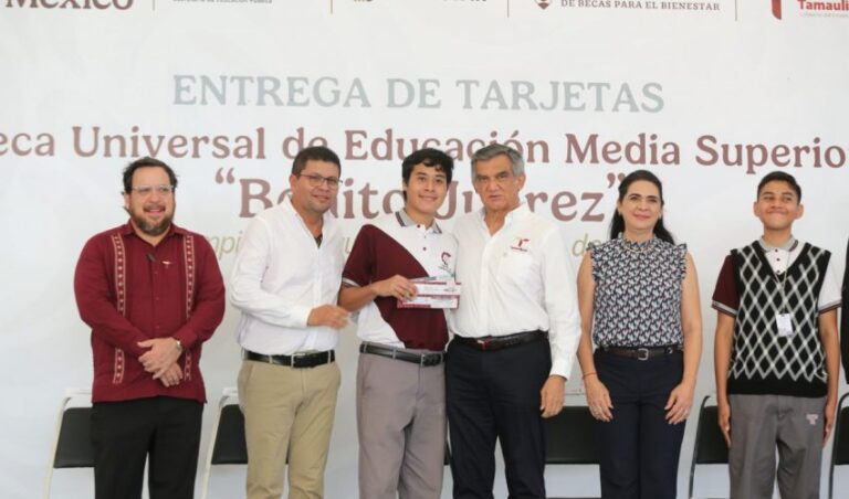 111-2025.-Entrega-gobernador-a-estudiantes-de-la-zona-sur-becas-federales-Benito-Juarez-2-850x500