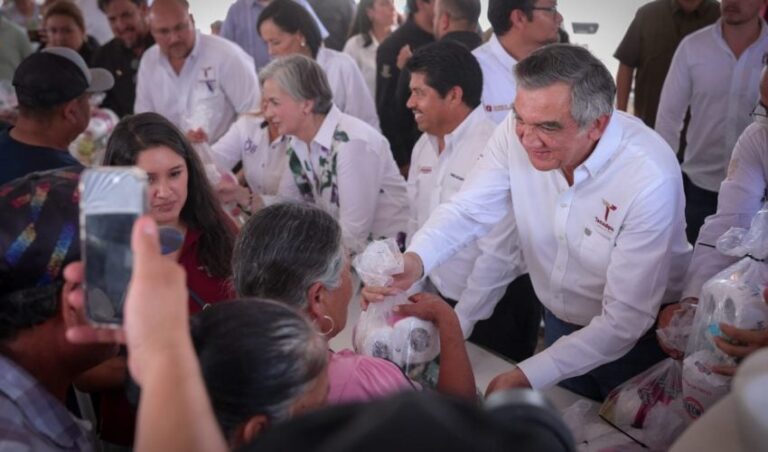 DIF-055-2025.-Cumplen-Americo-y-Maria-de-Villarreal-a-las-familias-de-Jaumave-8-850x500