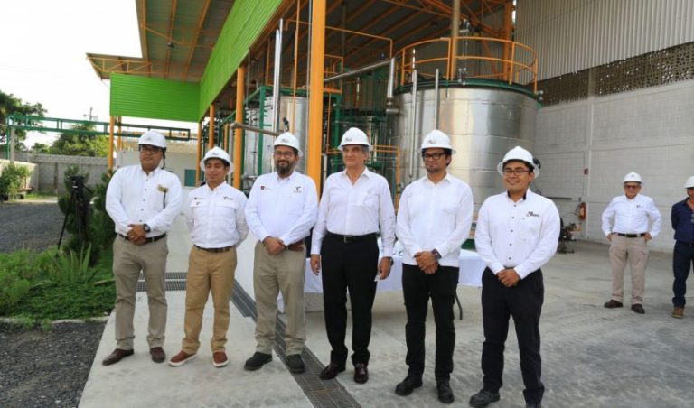 203-2025.-Recorre-gobernador-Americo-Villarreal-planta-que-transforma-plasticos-en-combustibles-en-Altamira-8-850x500